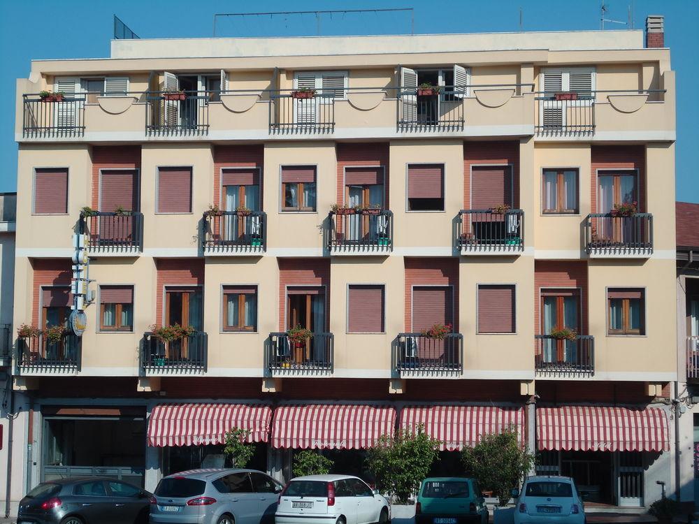 Hotel Ristorante Mommo Polistena Bagian luar foto